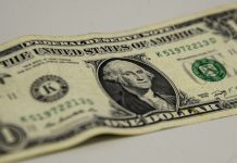 Dólar renova máxima em 3 semanas, acima de R$3,93, com receio sobre Previdência