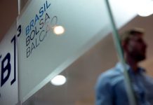 Ibovespa fecha em baixa após adiamento de votação sobre Previdência.